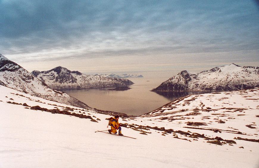 På veg fra toppen ned mot fjorden